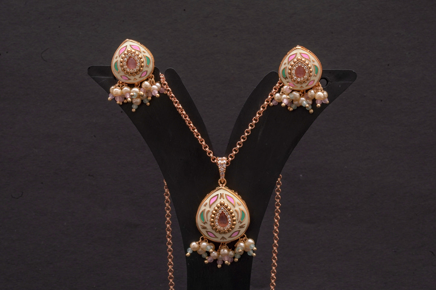 An elegant pendant set with enamel work in beautiful colours