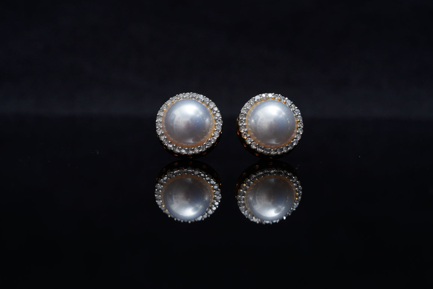 Aura Pearl Ear Studs