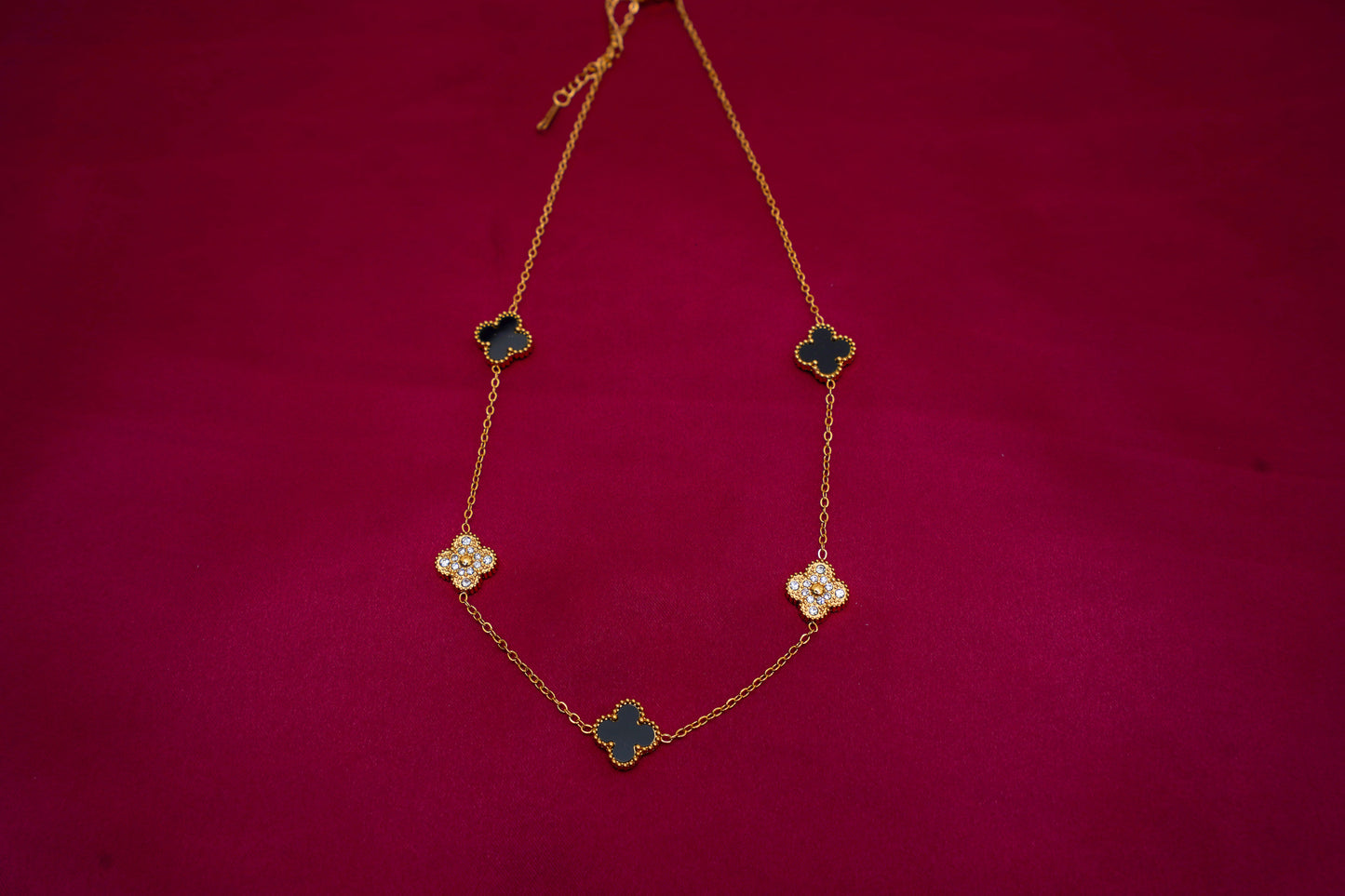 Black grace clover leaf necklace