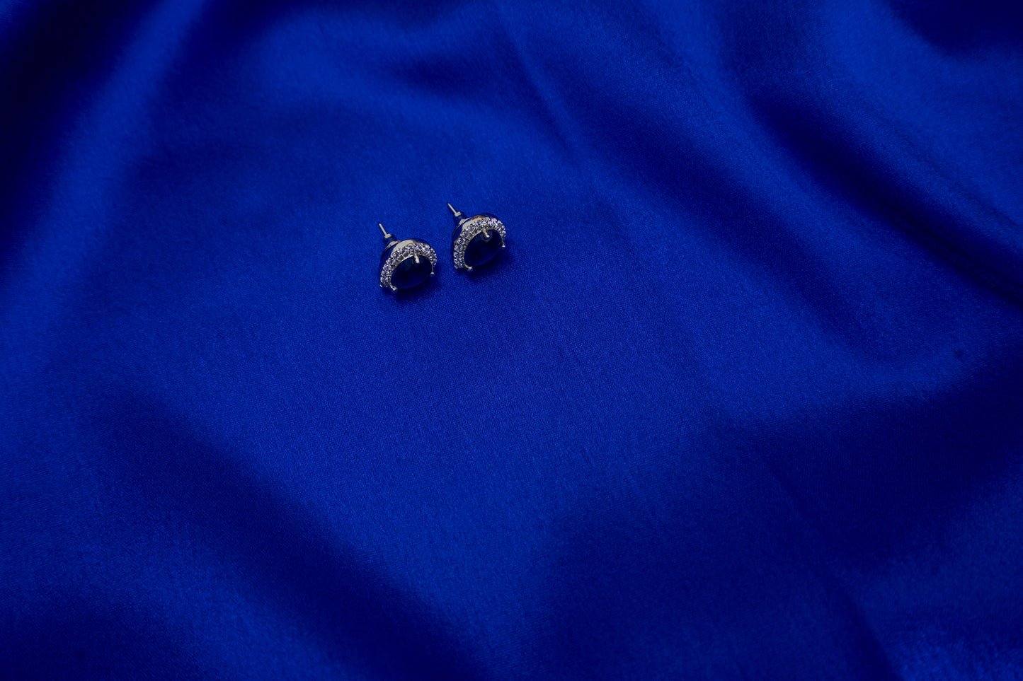 Blue Aurelia ear studs in silver finish
