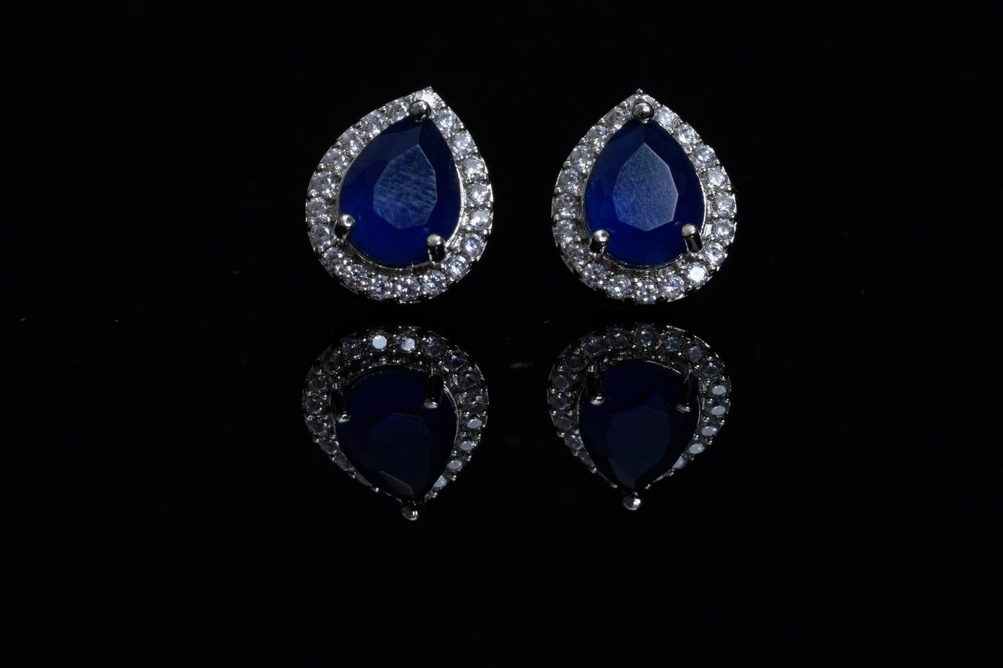 Blue Aurelia ear studs in silver finish