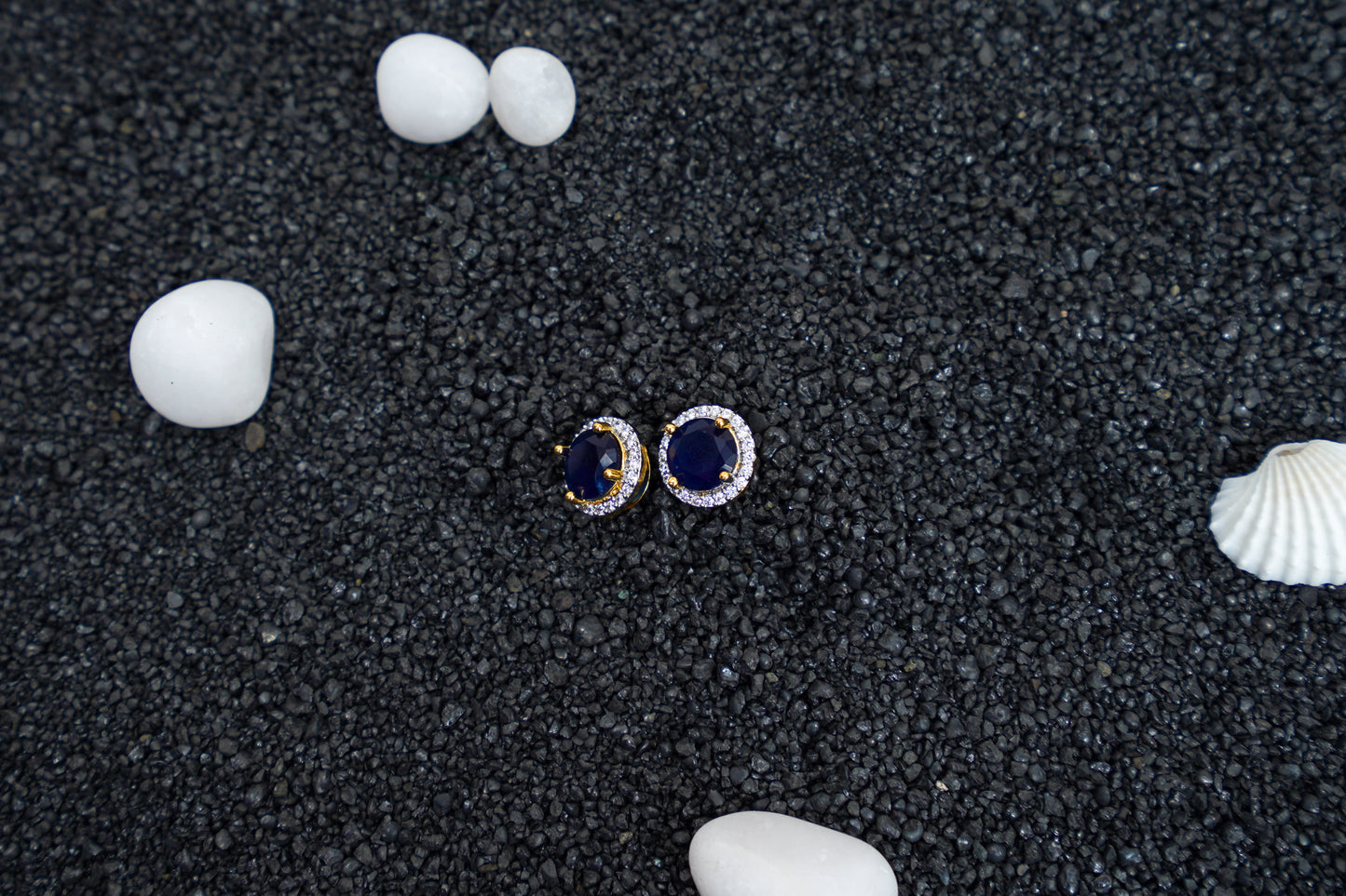 Kaia ear studs in blue
