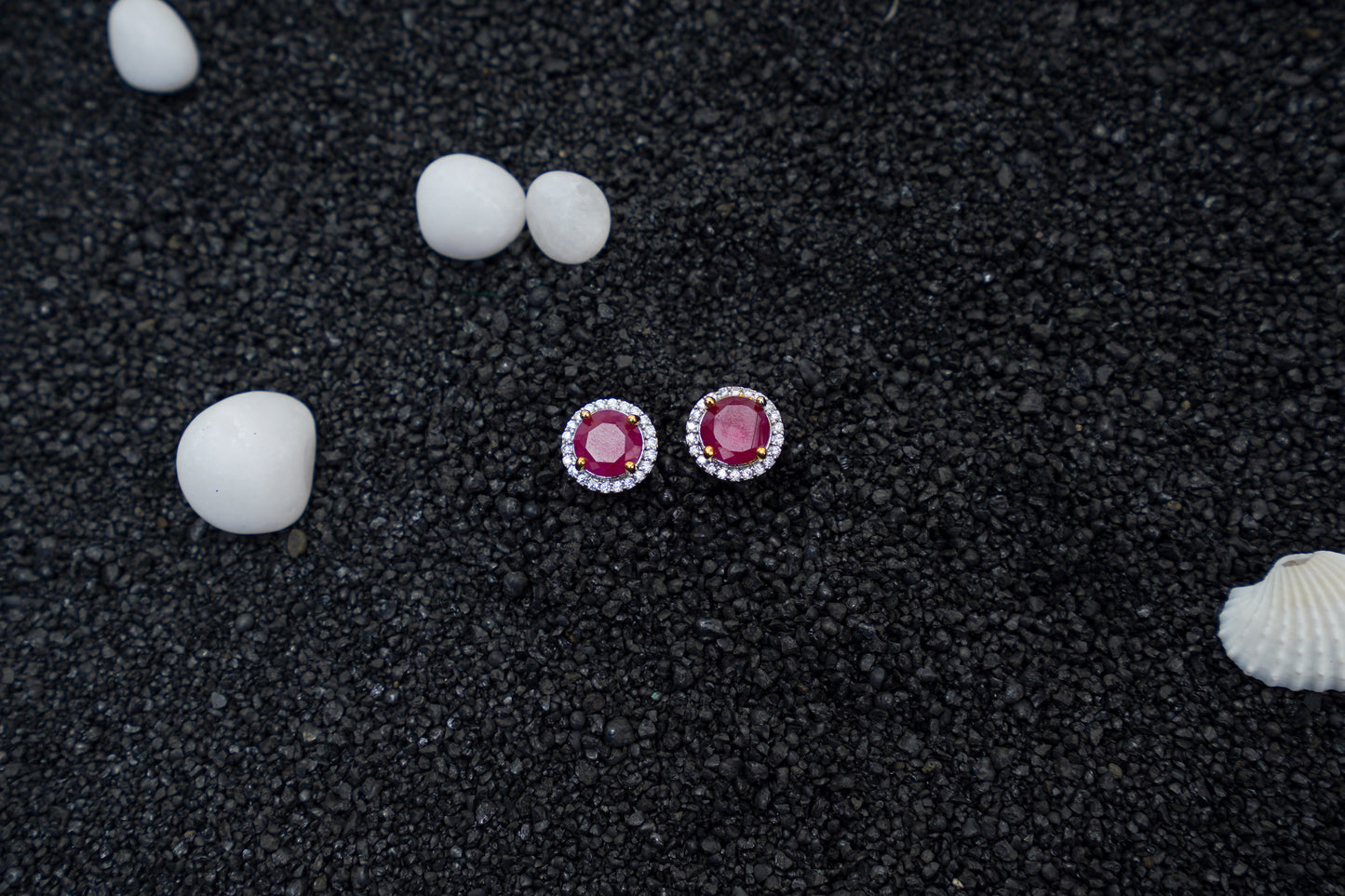 Kaia ear studs in red