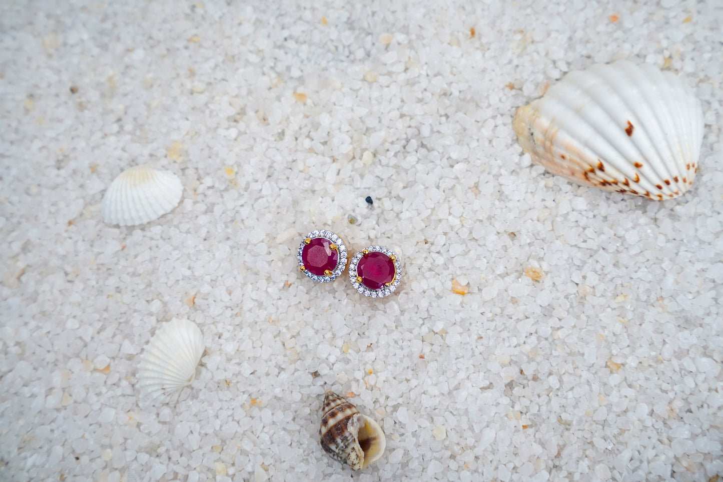 Kaia ear studs in red