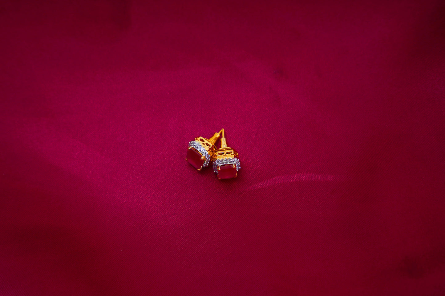Luvia ear studs in red