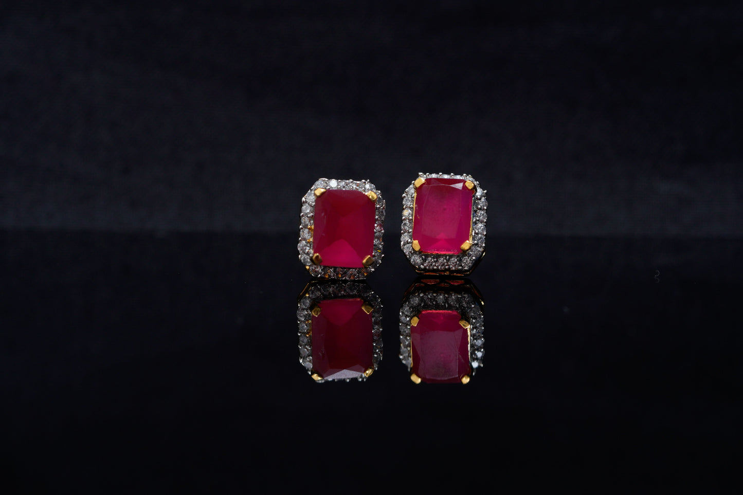 Luvia ear studs in red