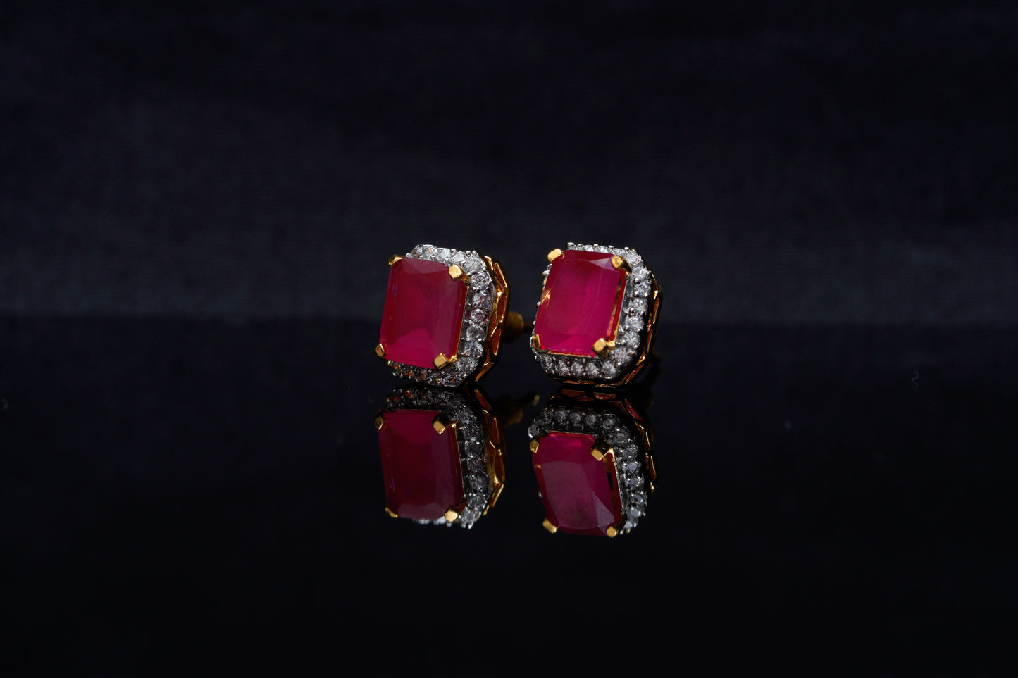 Luvia ear studs in red