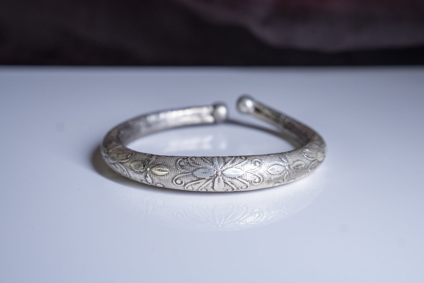 Bracelet in silver finish with flower motifs