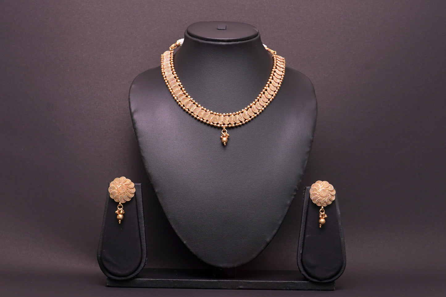 Timeless necklace with earrings in antique gold finish