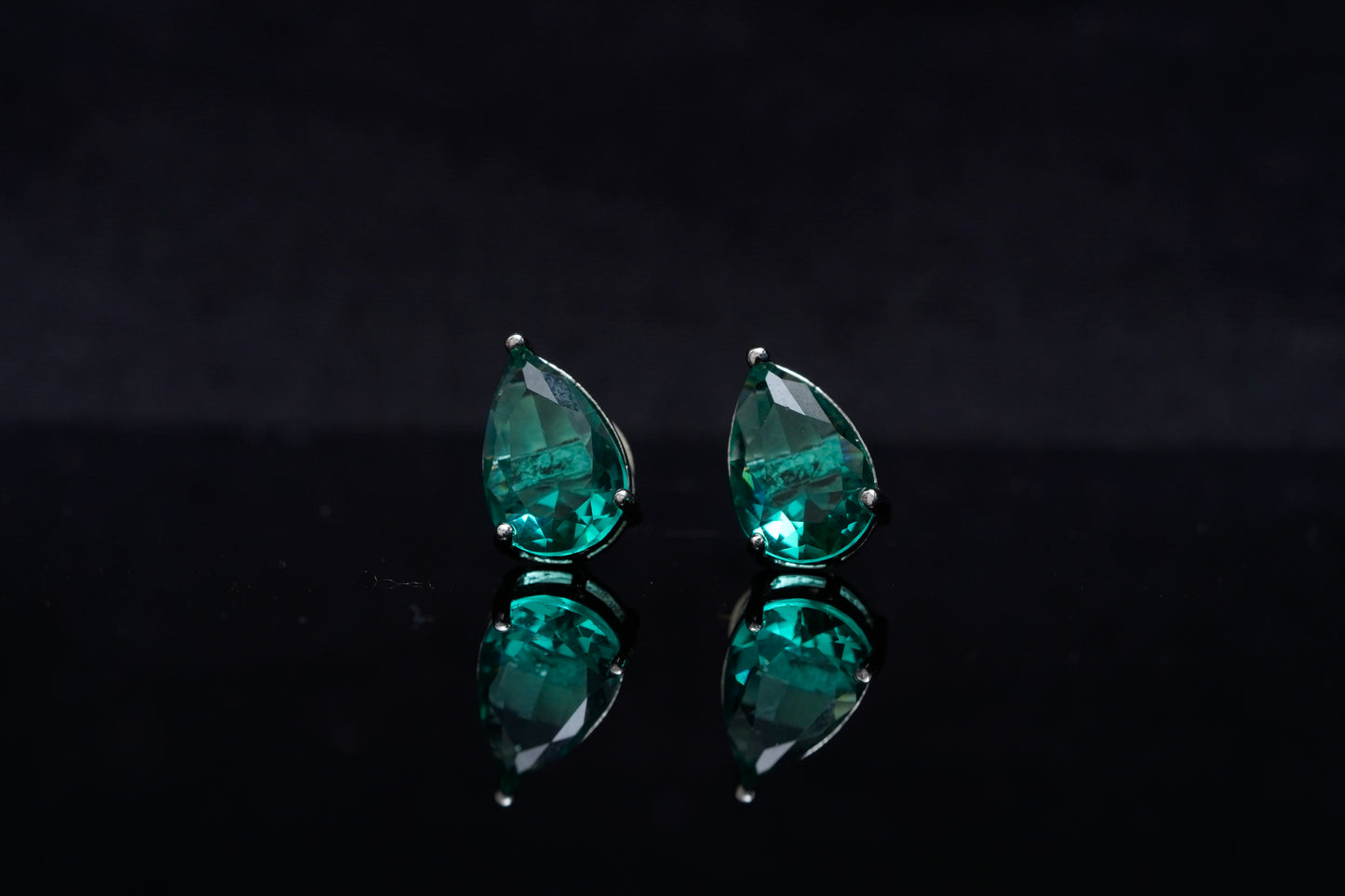 Anabelle teardrop ear studs
