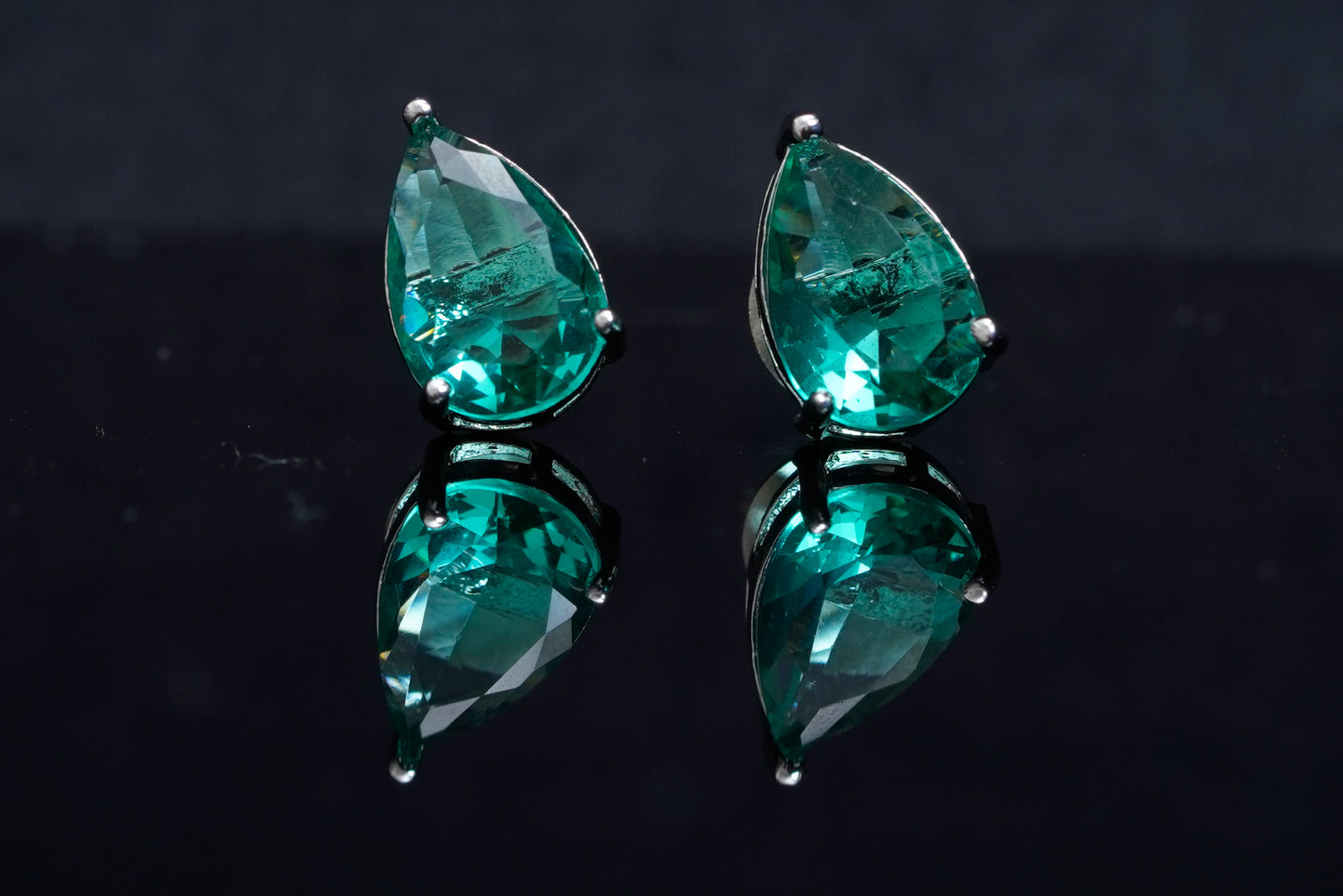 Anabelle teardrop ear studs