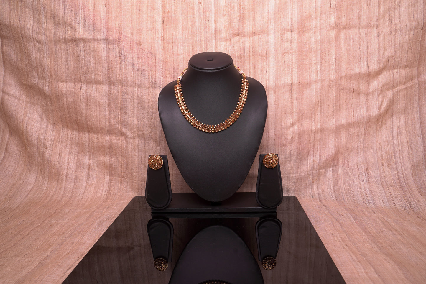 Antique gold finish necklace with earrings in an intricate design