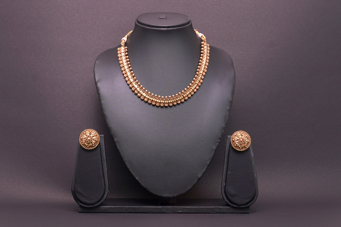Antique gold finish necklace with earrings in an intricate design
