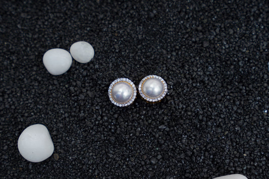 Aura Pearl Ear Studs