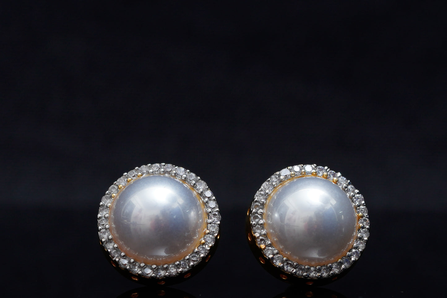 Aura Pearl Ear Studs