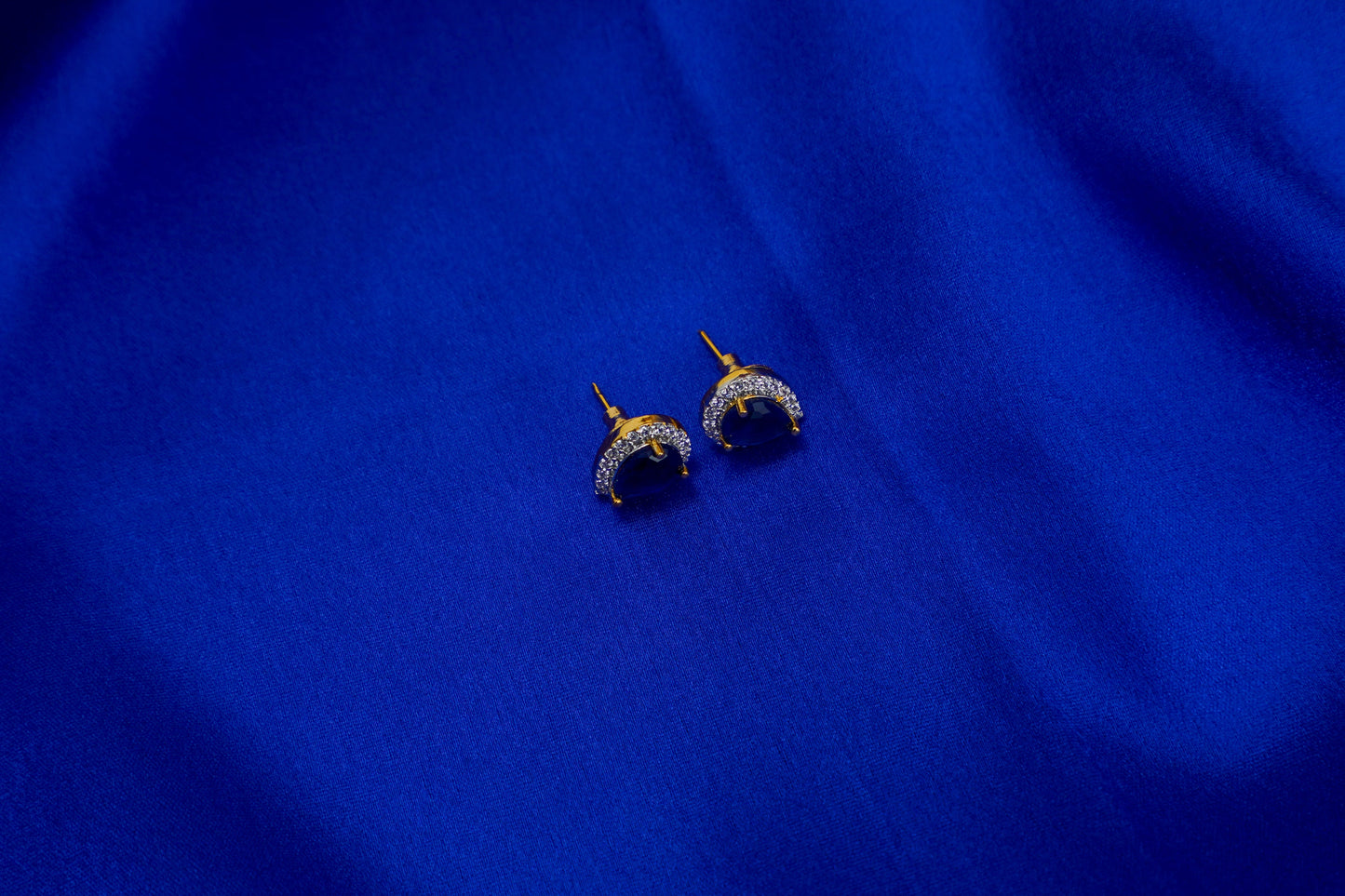 Blue Aurelia ear studs in gold finish