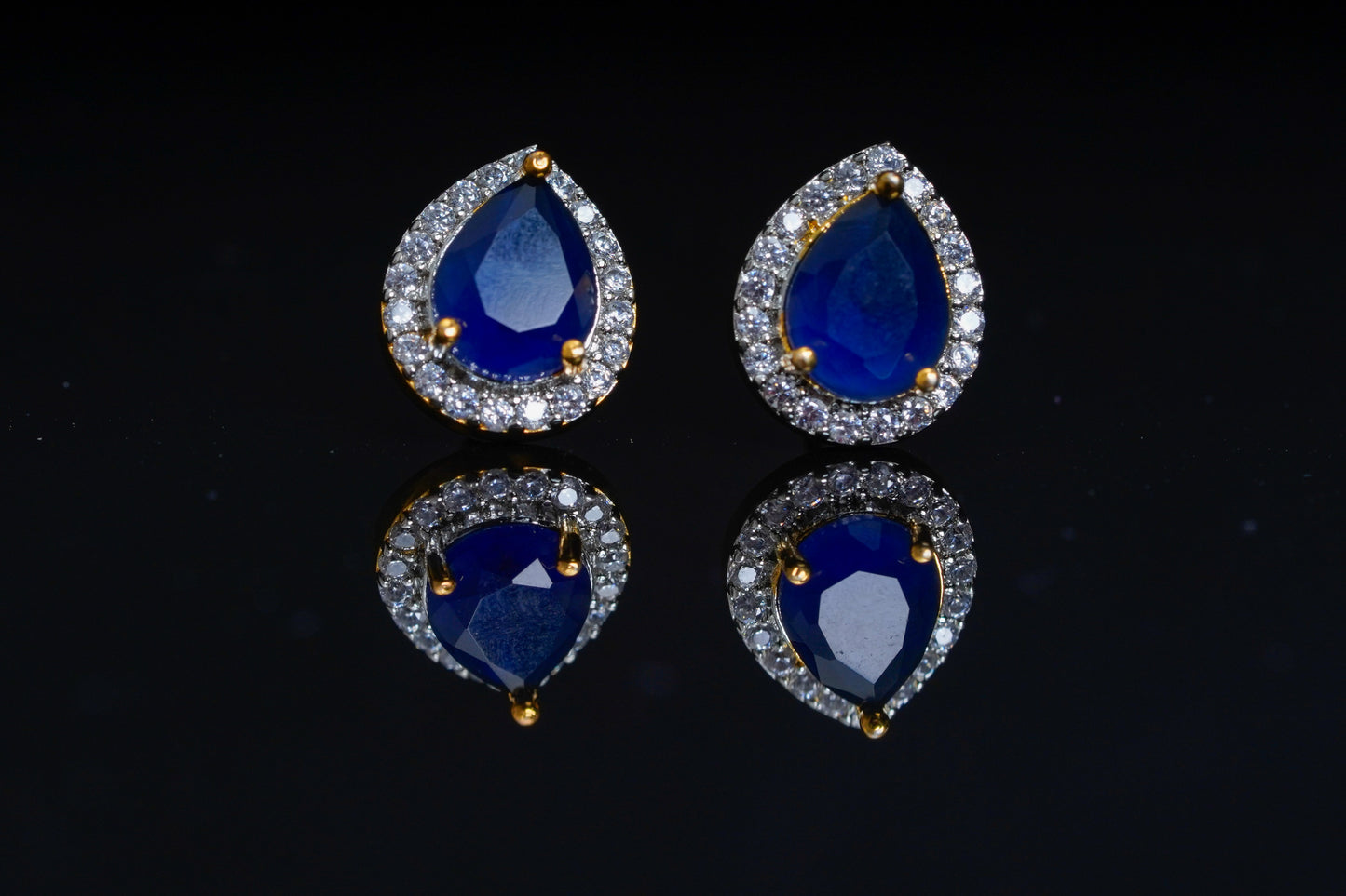 Blue Aurelia ear studs in gold finish