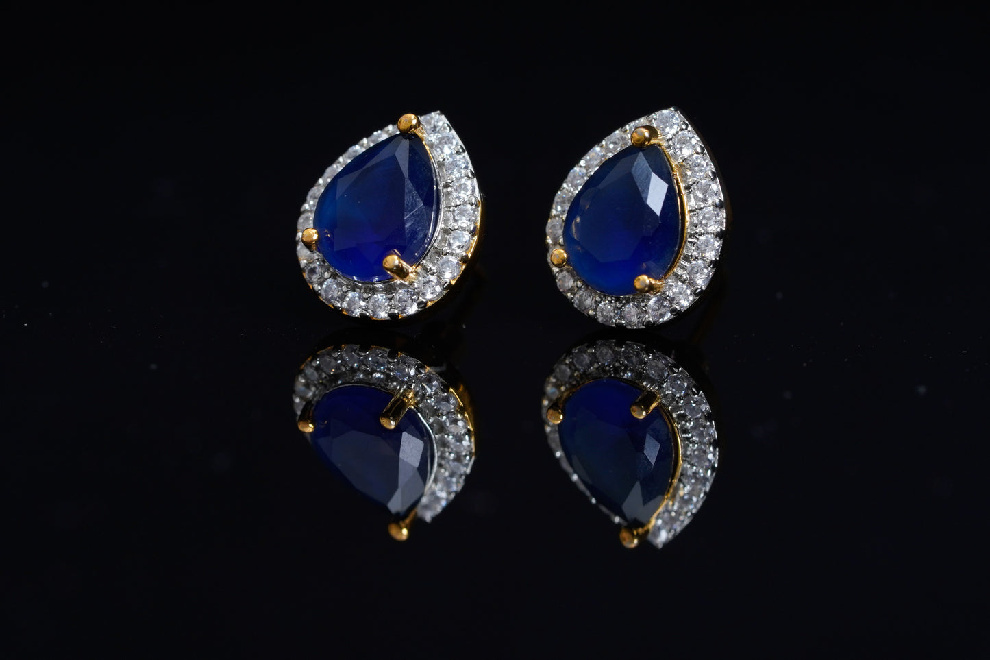 Blue Aurelia ear studs in gold finish