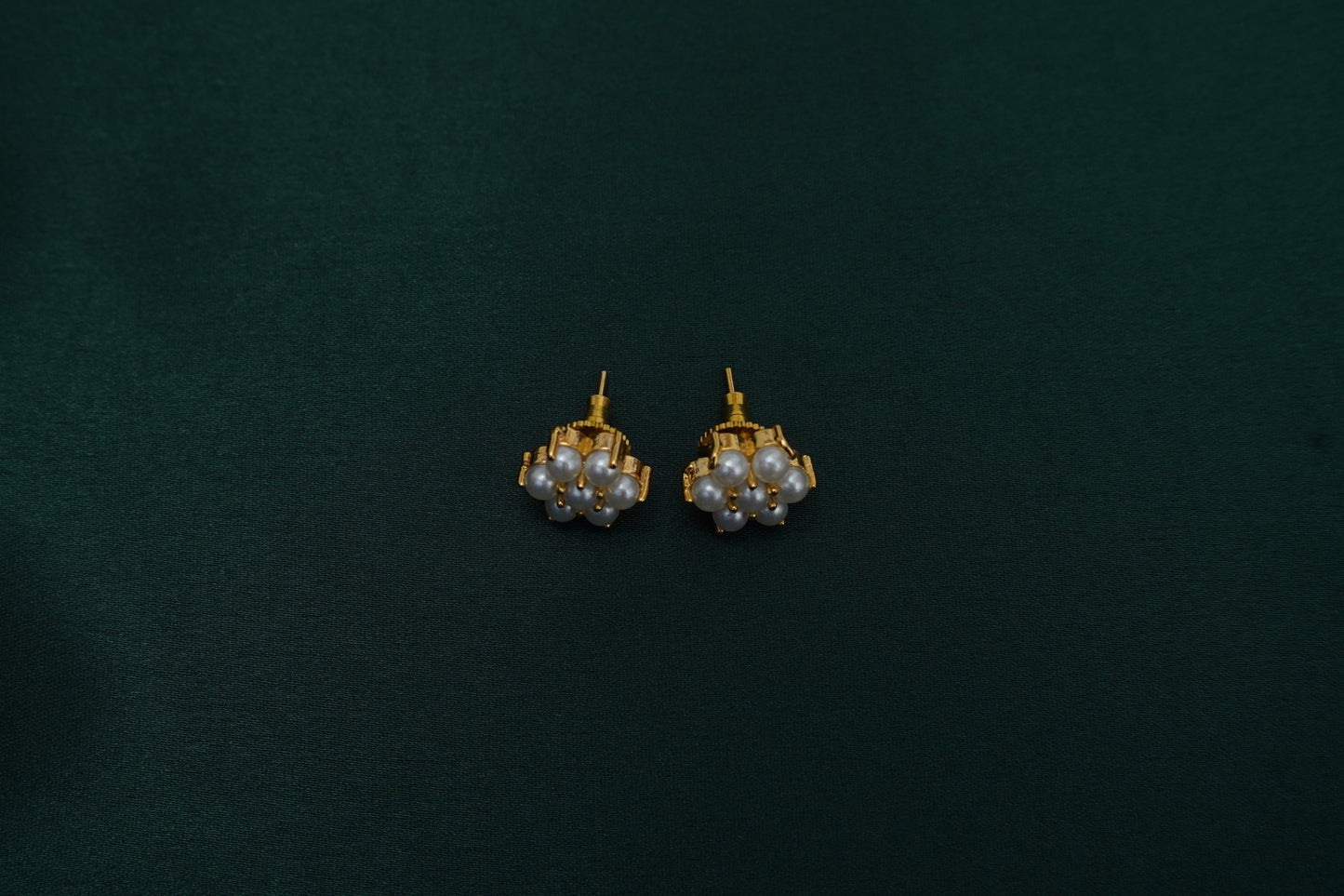 Carole flower pearl ear studs
