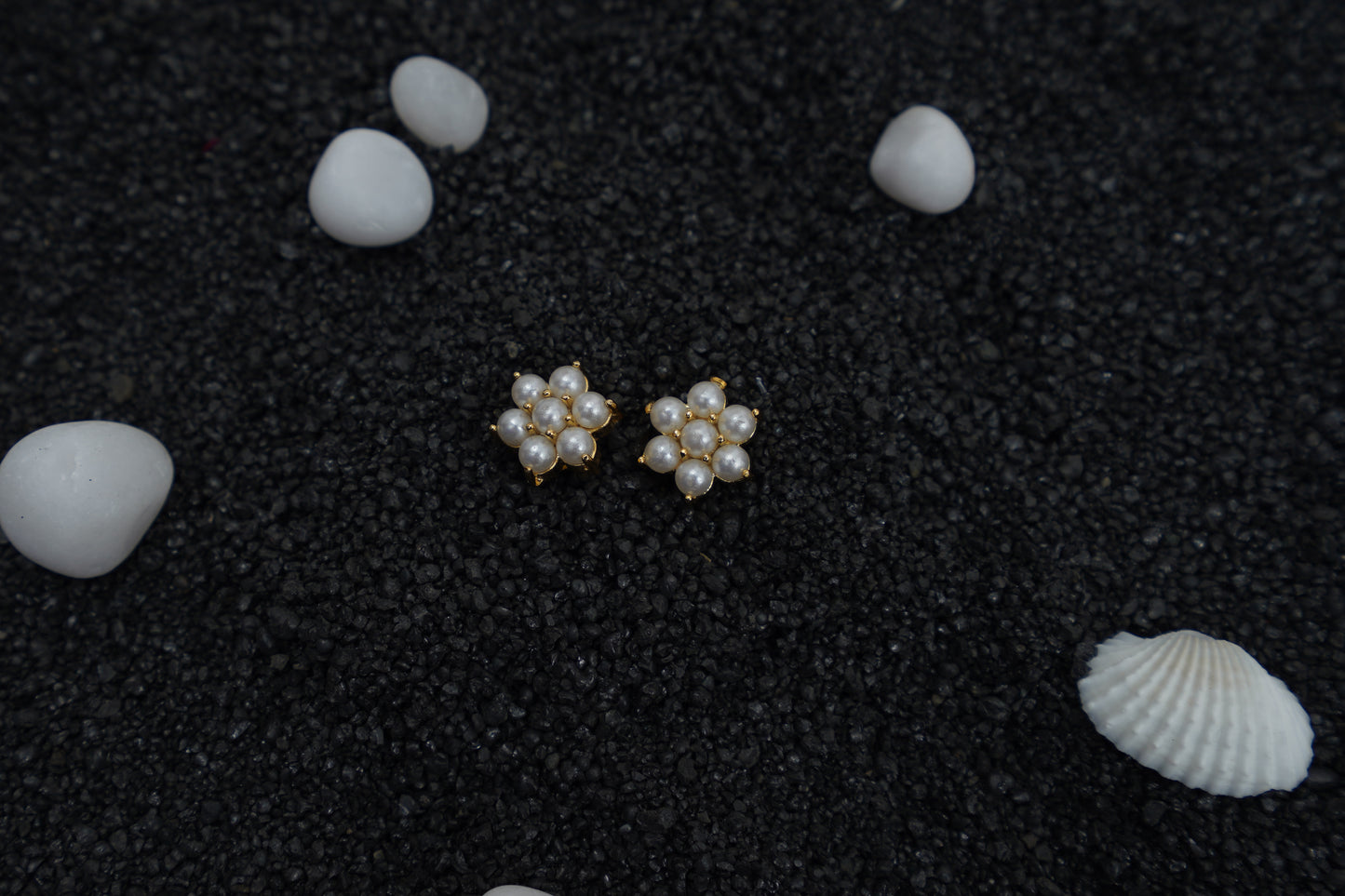 Carole flower pearl ear studs