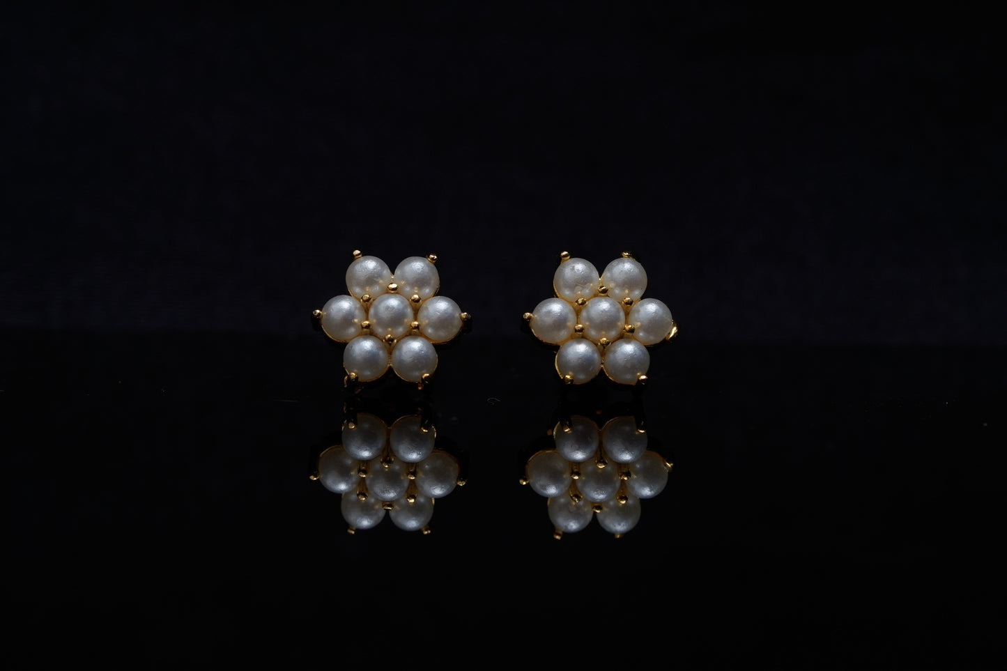 Carole flower pearl ear studs