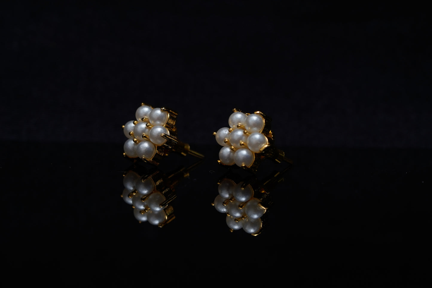 Carole flower pearl ear studs