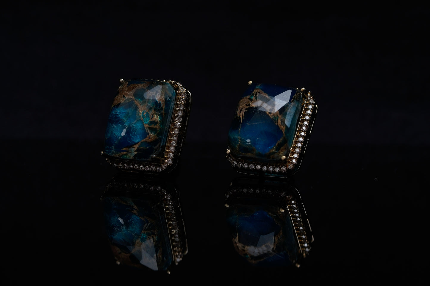 Iris enchanting blue ear studs