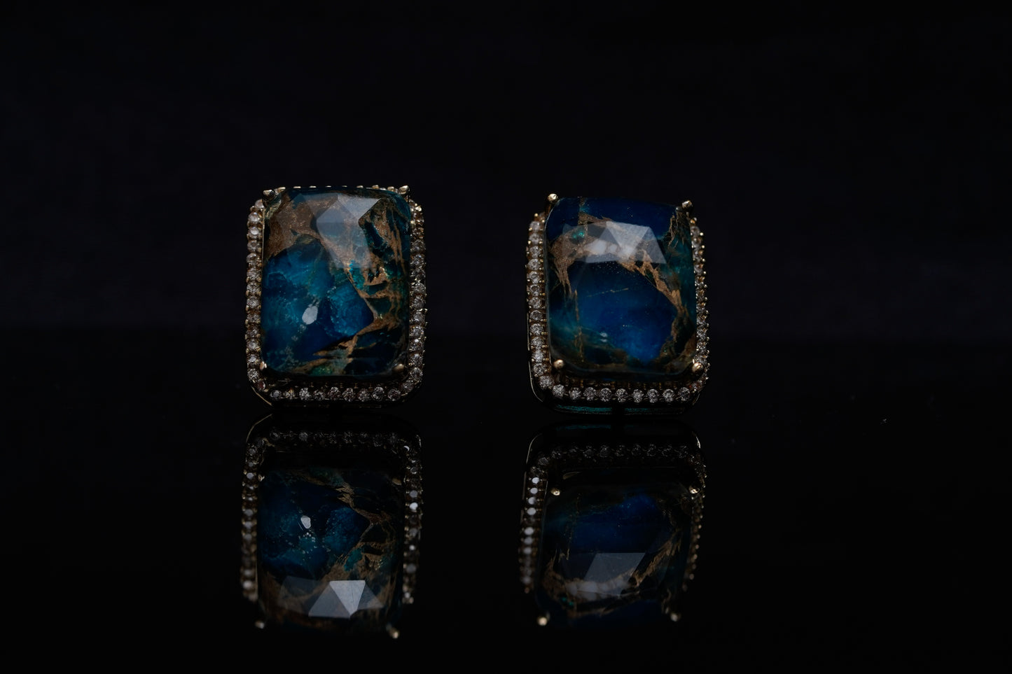 Iris enchanting blue ear studs