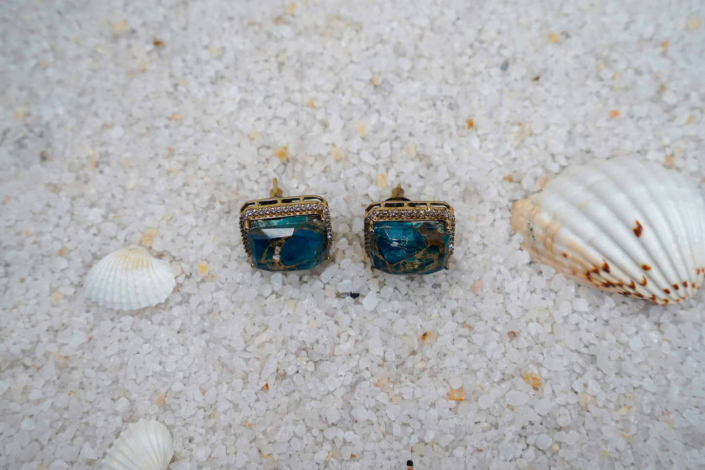 Iris enchanting blue ear studs