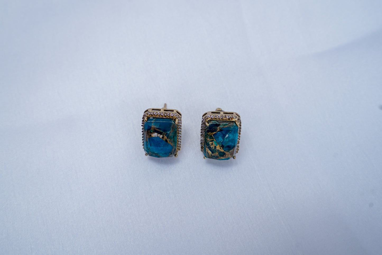 Iris enchanting blue ear studs