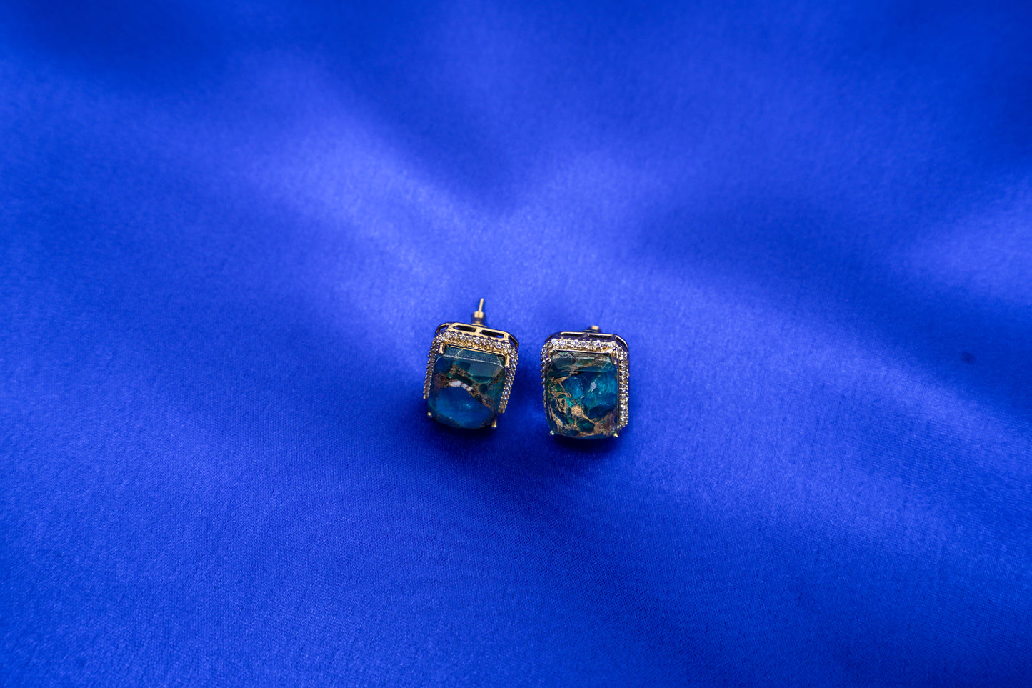 Iris enchanting blue ear studs