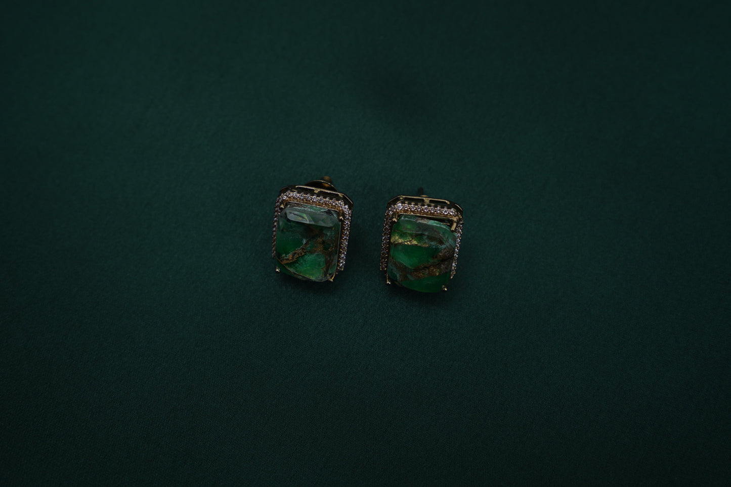 Iris enchanting green ear studs