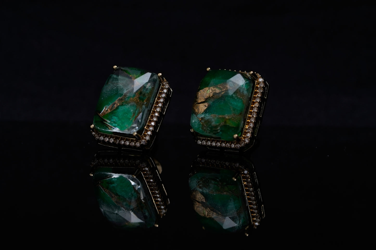 Iris enchanting green ear studs