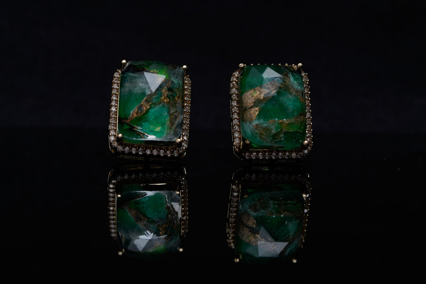 Iris enchanting green ear studs