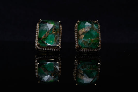 Iris enchanting green ear studs