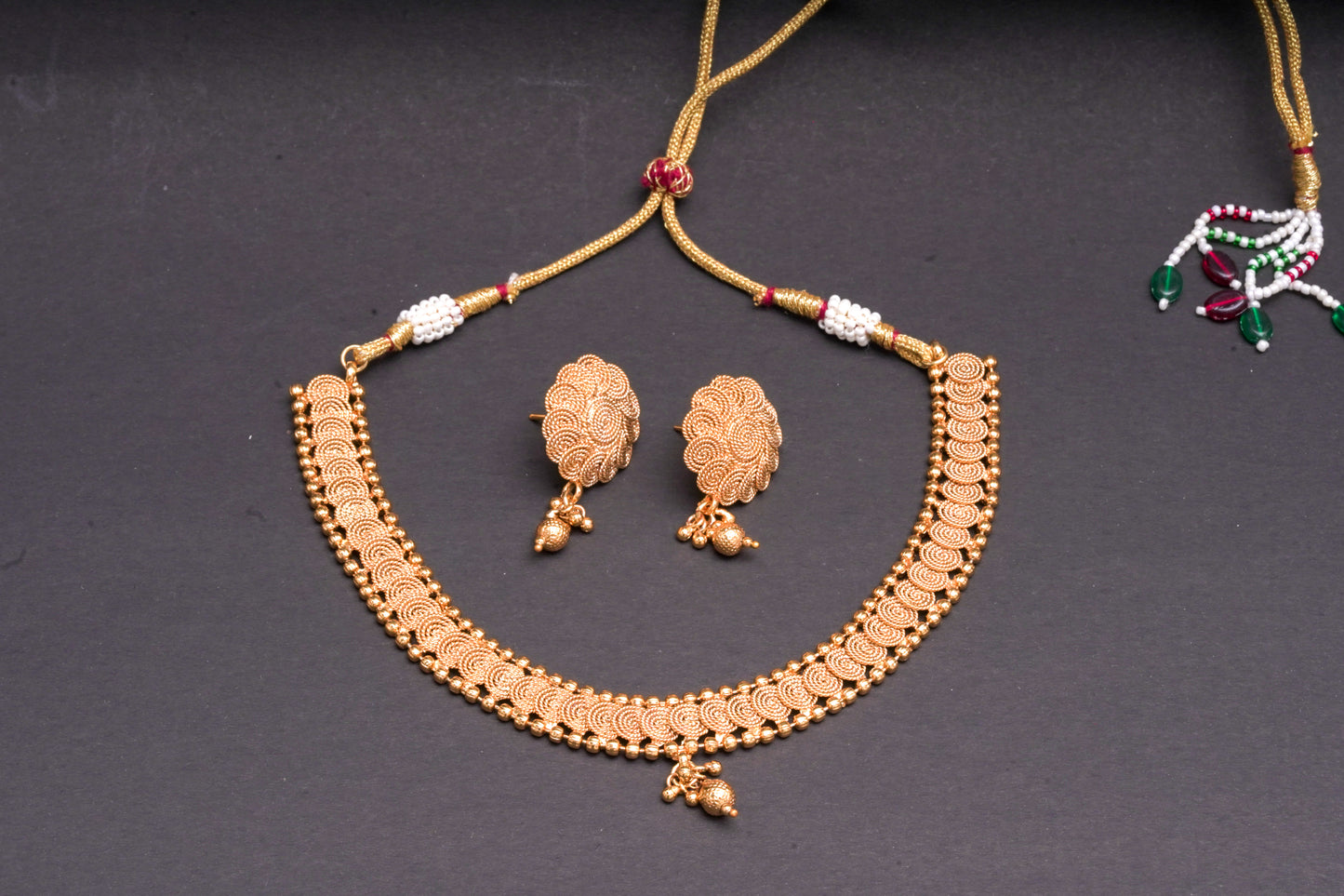 Timeless necklace with earrings in antique gold finish