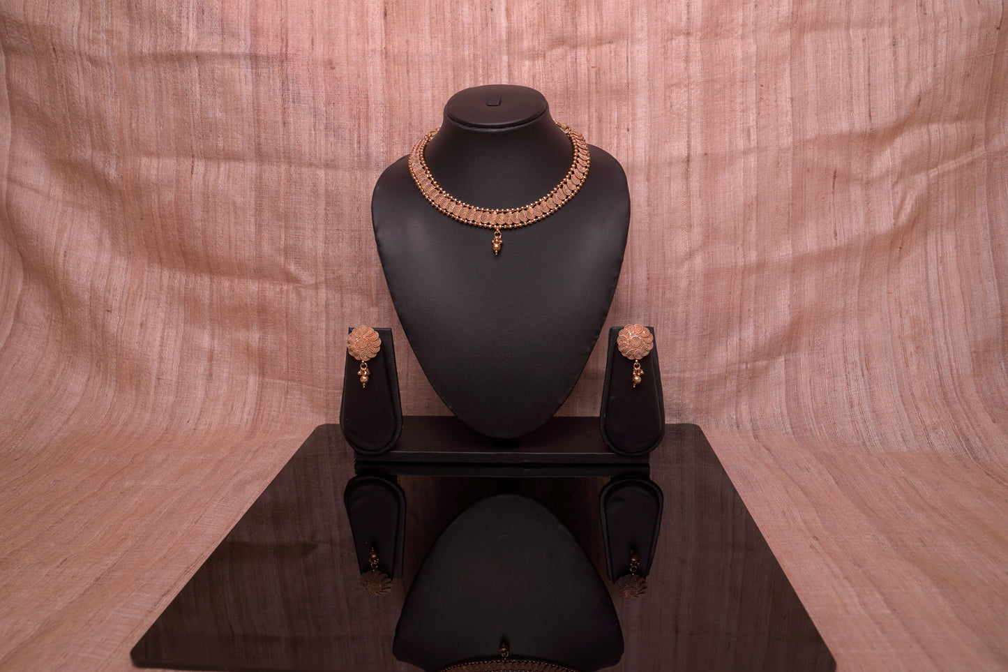 Timeless necklace with earrings in antique gold finish