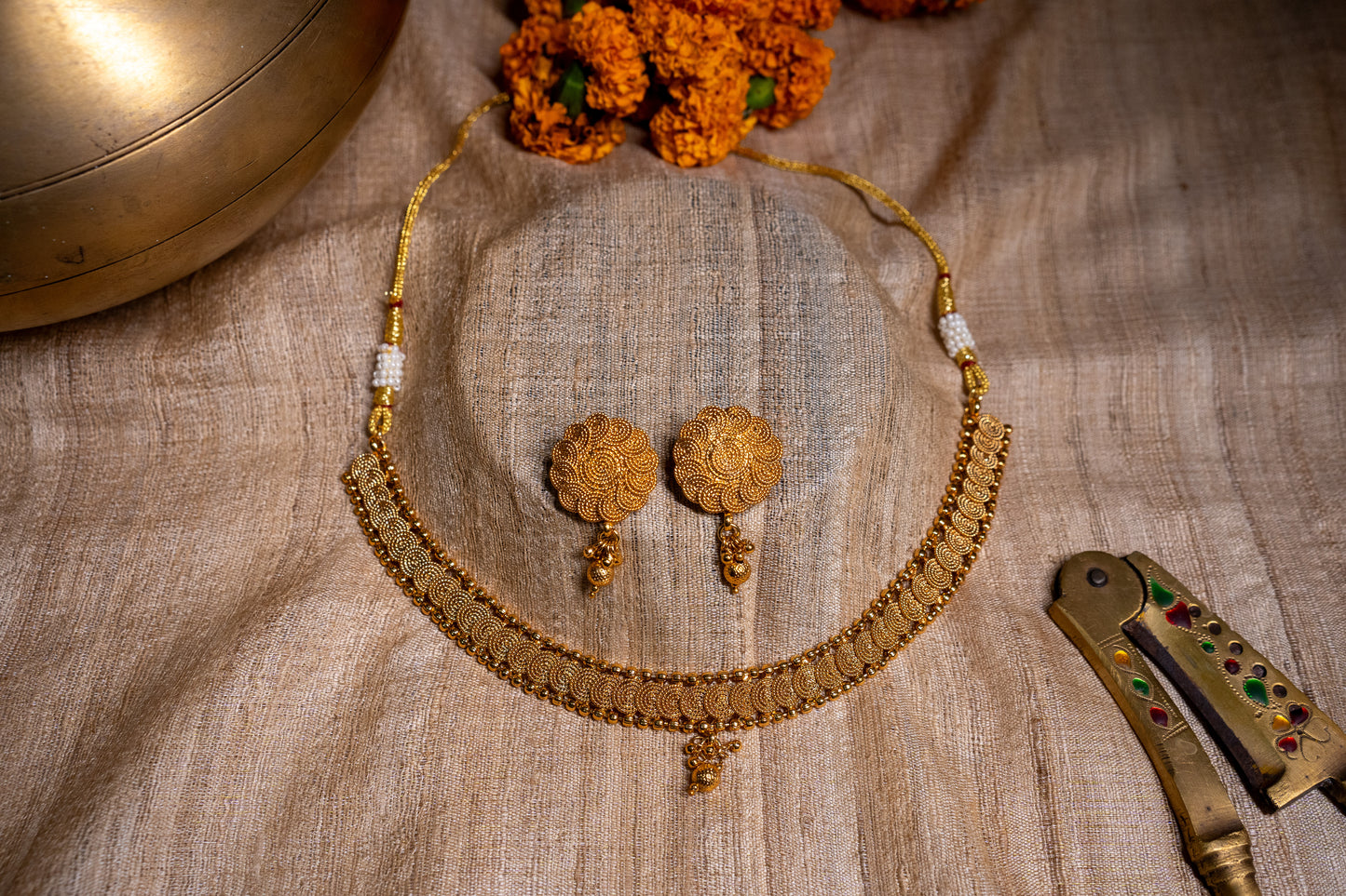 Timeless necklace with earrings in antique gold finish