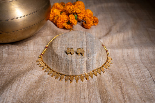Timeless necklace with earrings in gold finish